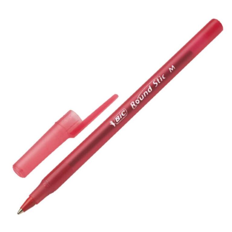Червена писалка BIC Round Stic M с капачка върху бял фон.