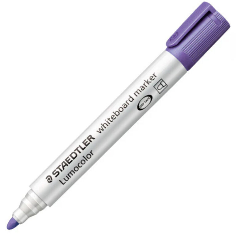 Лилав маркер за бяла дъска Staedtler Lumocolor с фина върха и поставена капачка.