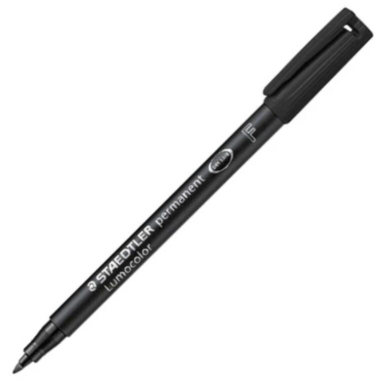 Черен перманентен фулкав маркер Staedtler Lumocolor с фин накрайник и капачка.