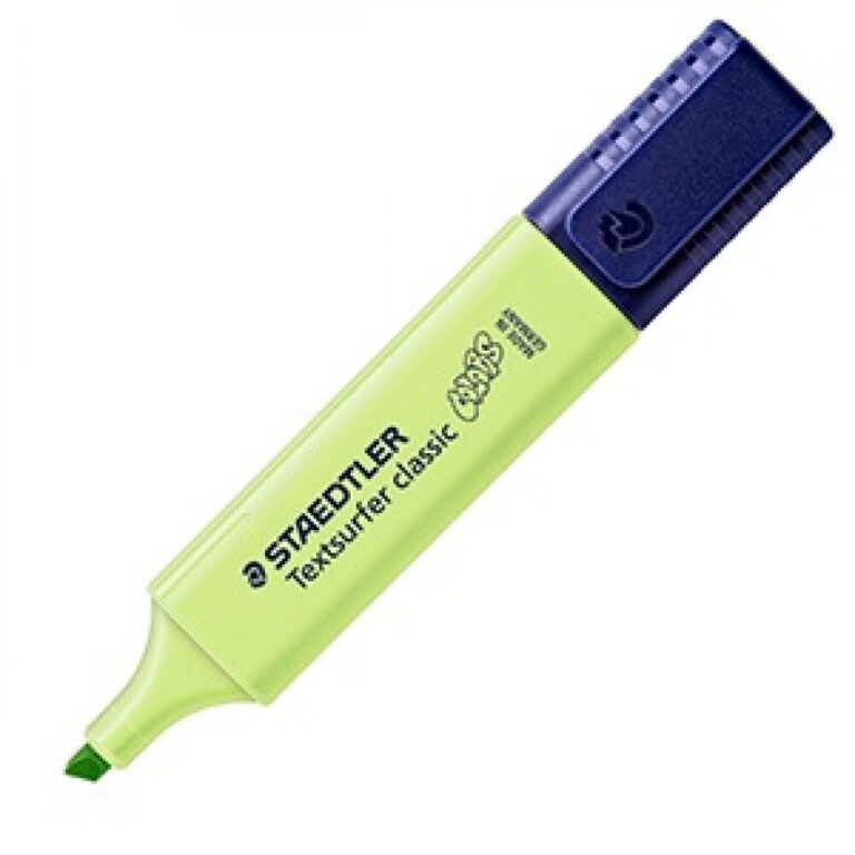 Зелен маркер Staedtler Textsurfer Classic с капаче в син цвят, подходящ за маркиране на текст.