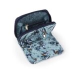 Компактно портмоне Gabol с вътрешни отделения и закопчаване с цип,гра inclието с флорални мотиви.