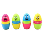 Цветни пластмасови яйцевидни играчки с усмихнати лицеви изрази.