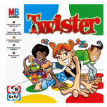 Кутия на игра Twister Hasbro с ярки цветове и анимирани герои на игралното поле.