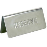 Метална табелка Reserve за места с резервация. Тази табела информира, че масата е резервирна.