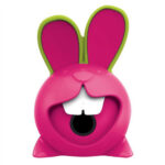 С голям полупрозрачен контейнер.