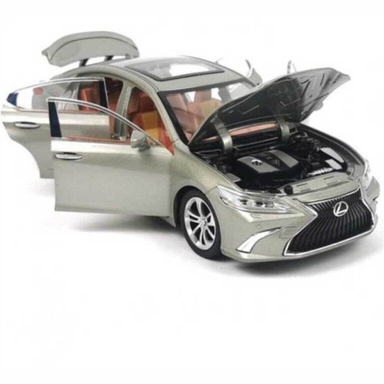Детайлен сребърен модел на Lexus с отворени врати, преден капак и багажник, показващи интериора и двигателя.