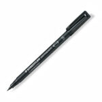 Черна писалка Staedtler pigment liner с фин връх на бял фон.