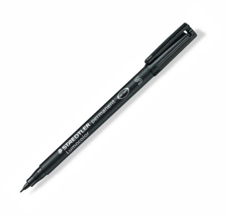Черна писалка Staedtler pigment liner с фин връх на бял фон.